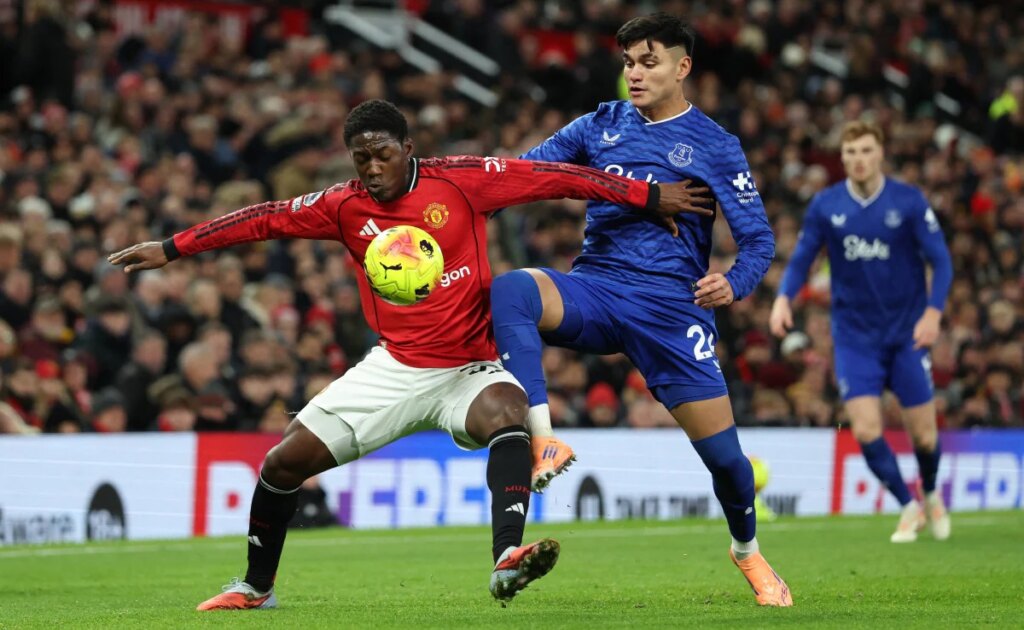 Everton Shrug Off Bizarre Red Card To Beat Blunt Manchester United